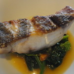 sfida - 皮をパリパリに焼いてます。スフィーダの定番、本日鮮魚の焼き物