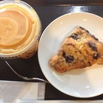 スターバックス・コーヒー - ・マンゴーパッションティーフラペチーノ・ブルーベリースコーン
