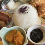 SHERRY's BAR - 上から反時計回りで、梨、豚角煮、
      かぼちゃ煮物、のり佃煮。
      ご飯はおかわりできます