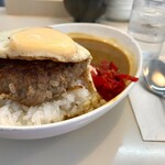 とんきん - バーグカレー 大盛り。目玉焼きはデフォ