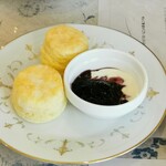 紅茶専門店 Tea Room Wisteria - スコーン・スイートチェリージャム&クロテッドクリーム(税込￥680)