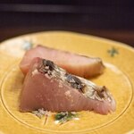 よし町 - 2023.9 常磐沖産鰆（さわら）藁炙り（手前が当日物、奥が熟成1週間）