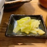 肉汁餃子のダンダダン - 小皿に香の物