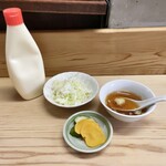 中華料理 七面鳥 - キャベツ・サラダ マヨネーズ、沢庵と胡瓜の漬物、ねぎスープ