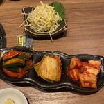 黒毛和牛・生ホルモン まうん - 豆もやし　キムチ盛り合わせ