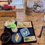Koban Shokudou - たらいうどんいなりセット(いなり、サラダ、もろきゅう、バナナ、つゆ、薬味)