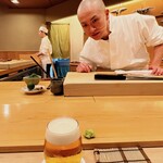 Sushi Shunsuke - 『ええっ、生ビールですか？』とスマホをのぞくお茶目な麒麟児