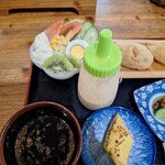 小番食堂 - たらいうどんいなりセット(いなり、サラダ、もろきゅう、バナナ、つゆ)