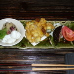 坐来 大分 - ２．前菜（竹田 玉蜀黍かき揚げ・朱々トマト・国東蛸わさび和え）