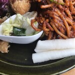 カメイノ食堂 - 大根の甘酢漬けと白菜のサラダ