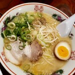 ラーメン食堂 - 塩豚骨ラーメン(コショウが振られてます)