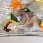 郷土料理ともん - 昆布締めでもしたかのようなお造り。7月のものと全然違います。