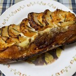 ブーランジェリー スドウ - ソーセージとカレーソースのバゲットドッグ