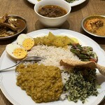 カラピンチャ - 左の別皿から鰯のミリスマール、チキンカレー、エビカレー。