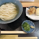 讃岐うどん 丸do - お盆にセットされてサーブいただけます