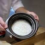 Yakitori Ookawa - ◆コースの「おにぎり」が小さめと伺い夫が「そぼろご飯」を追加したのですが、一人分なのに「土鍋」で炊いてくださるのですね。(≧◇≦) ツヤツヤで見るからに美味しそう。