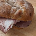 内橋 BREAD SHOP STUDIO - ウォルナッツ・ペッパーローストポークwith発酵バタークリーム