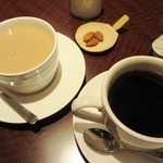 ジャズ ナッティ - カフェオレ（左）とコーヒー