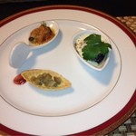 オーベルジュ - アミューズ、ごぼうキッシュ、パーナ貝、茄子と梨のグラタン