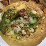 パン工房クルール - エビとバジルソースのピザ３２０円