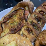 パン工房クルール - 左：ベーコンチーズバゲット２９０円　右：ロングウインナーバゲット２９０円