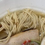 らーめん 旬彩 - しおらーめん（全粒粉麺）の麺アップ