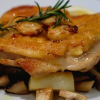 イル カルディナーレ 銀座本店 - 赤鶏（茨城県産）とキノコとジャガイモのガーリックロースト