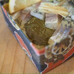 修善寺駅弁 舞寿し - 桜の葉が隠れていました