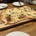 ESPRESSO D WORKS - フランスのピザ（タルトフランベ）4種のチーズとイチヂクのタルトフランベ