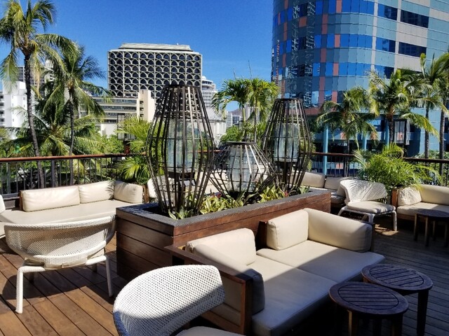 即決　ハワイ　Tommy Bahama　トミー・バハマ　アロハシャツ　薄グリーン色　パイナップ・葉っぱ柄　Ｍ　シルク素材