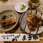 218529212 - 本日の焼魚定食 (2500円) より、煮物 (左)、アラ煮 (右)