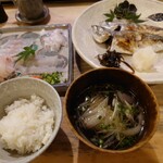 山文魚 - 本日の焼魚定食より、アジの塩焼き (右奥)、お吸い物、ご飯 (少な目でお願いしました) および 追加注文の刺身盛合せ (1200円) (少量でお願いしました) 