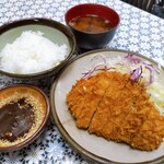 とん八 - ★★サービスとんかつ 990円ごまを自分ですって ソースに絡める スタイル。 サービスのためか とんかつ自体は薄く 食べ応えはない。ご飯 キャベツ 味噌汁 もおかわりなし。 CP は普通。