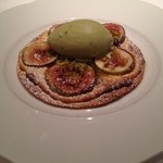 サリュー - いちじくの薄焼きパイとピスタチオナッツアイスクリーム