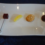 SALONE 2007 - 小菓子（左から二つ目がグレープフルーツの皮）（2013.10）