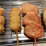 串カツ田中 柏西口店 - 左から串カツ豚¥170円 × 2、紅しょうが¥160円、串カツ牛¥180円です✨