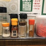 Tsukemen Chuukasoba Bushi - 卓上調味料。胡麻、胡椒、辣油、醤油、お酢、一味唐辛子、紅生姜