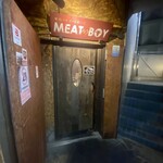肉バル MEAT BOY N.Y  - ビル4階に入口あり。