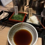 完全個室 しゃぶしゃぶ九 - ポン酢用の薬味で黒七味、九条葱、大根おろし