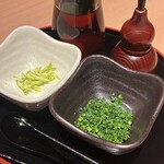 完全個室 しゃぶしゃぶ九 - うどん用の刻み柚と小葱と自家製の海鮮辣油と七味
