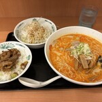 Hidakaya - ピリ辛豚骨ネギラーメン大盛（710円）と焼き鳥丼（290円）