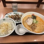 日高屋 - ピリ辛ネギ豚骨ラーメン（710円）と餃子（270円）