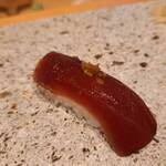 鮨 玉かがり 天ぷら 玉衣 - 江戸前代表格のマグロのつげ！　このシンプルなにぎりがしっかりと他のお寿司さんとは違いました！　レベル高すぎ！