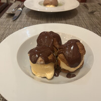 Bistro Buzz 赤坂 - プロフィットロール。目の前でチョコレートをかけてくれる。