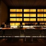 十方夷第 - 屋久島で千年もの時をひっそりと過ごした屋久杉を大胆に使用したカウンター席。