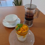 フレッシュ ケーキ カフェ - ココナッツとマンゴームース (650円)、ダージリン (600円)