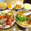 魯香酒樓 - 牛肉刀削麺900円（ランチは、炒飯、麻婆豆腐ほか、食べ放題）