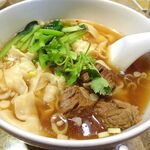 魯香酒樓 - 牛肉刀削麺900円（ランチは、炒飯、麻婆豆腐ほか、食べ放題）