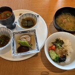 Viridis - 後悔しないように、和食にも挑戦！めちゃくちゃ白ごはんが美味しい。明日の朝も食べたいと思った瞬間でした。