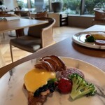 Viridis - 私が選んだメニューは、エッグベネディクト。サクサク、フワトロ。雲仙ハムも嬉しい。